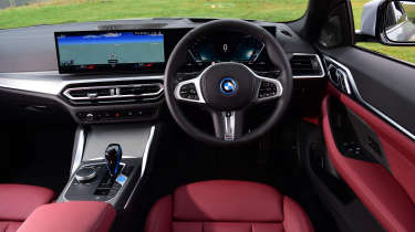 Салон и передняя панель BMW i4